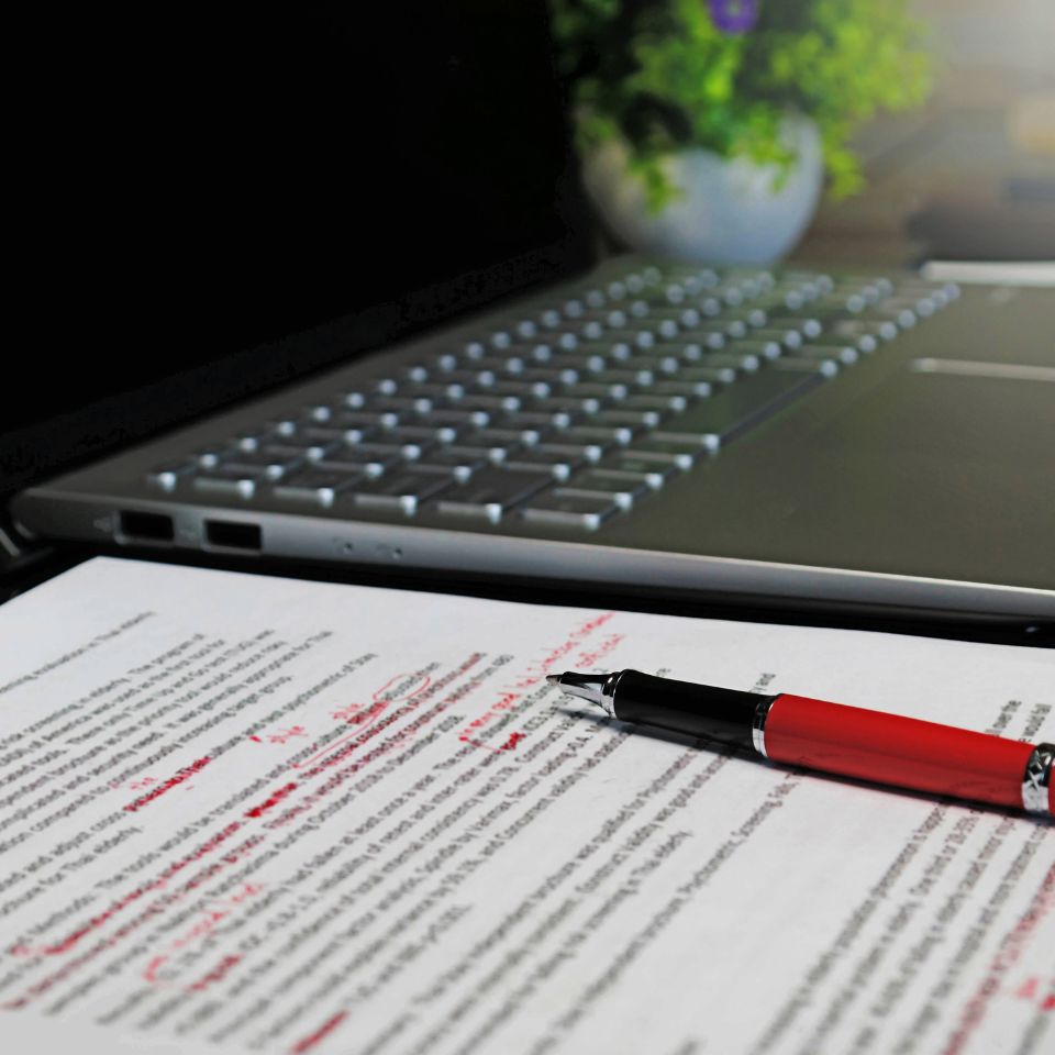Editor marking unnecessary sentences and simplifying a document draft